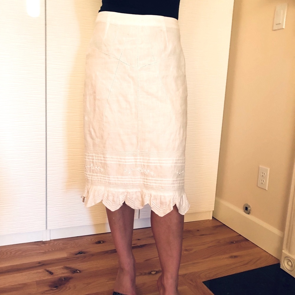 Linen skirt with eyelet scalloped hemline